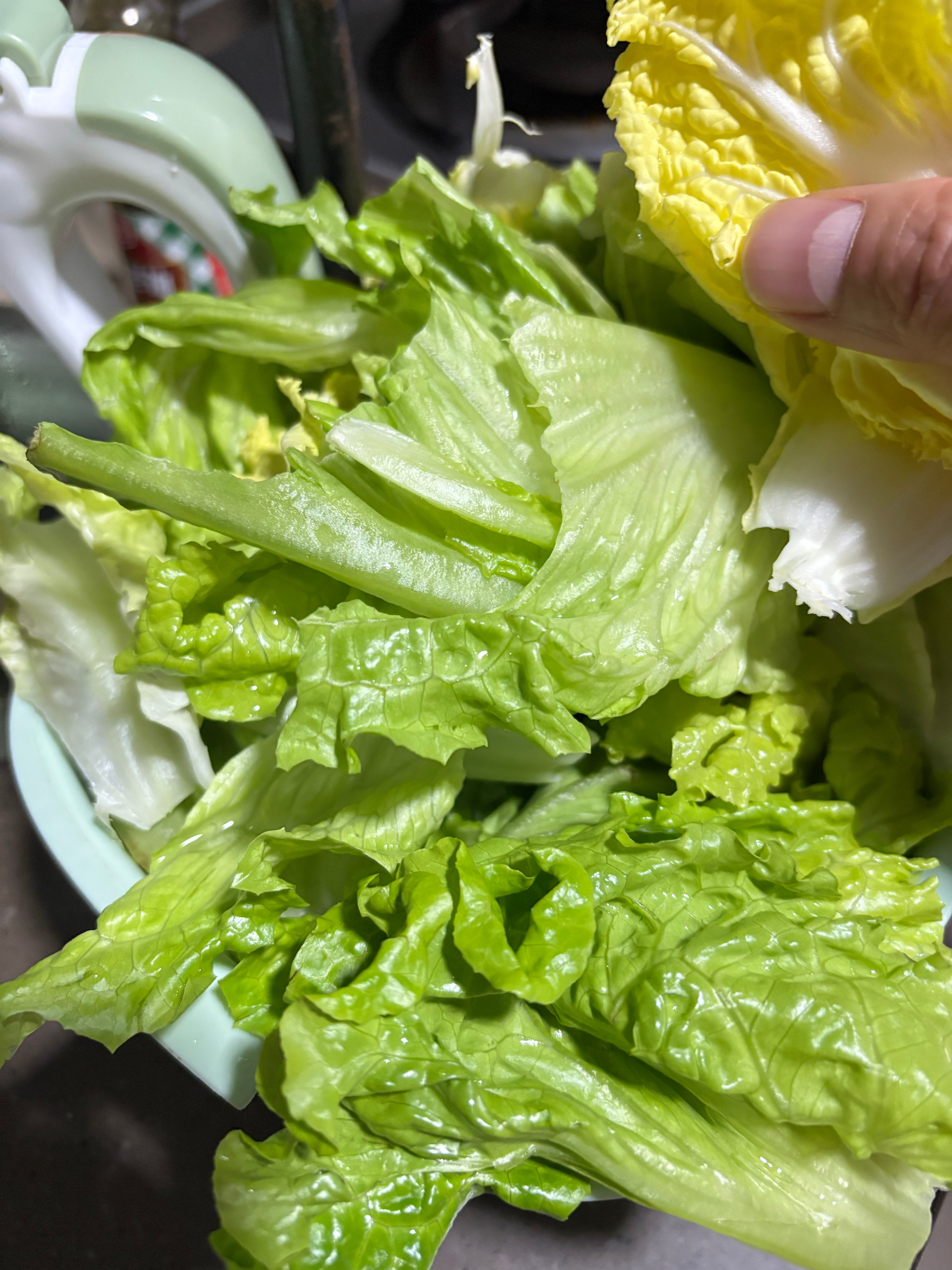 生菜是广东的神菜。记得下来广东工作的时候，第一次在外面去吃饭，吃的就是生菜