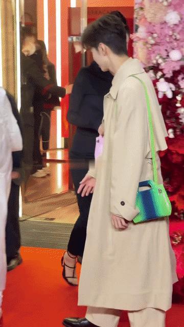 乔欣和刘雅瑟，看起来一个是黑无常，一个是白无常，严重怀疑她俩用的是一个造型师！乔