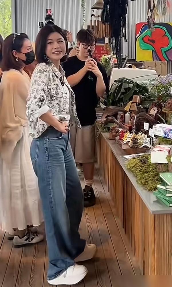 别信什么“40岁演少女”的鬼话。《狙击蝴蝶》开播前，骂声一片。弹幕刷“母子感