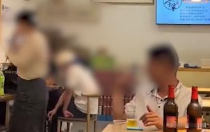 重庆，女子在餐馆吃饭时，发现对面一男孩一直用手机偷拍自己，她气得上面索要对方手机