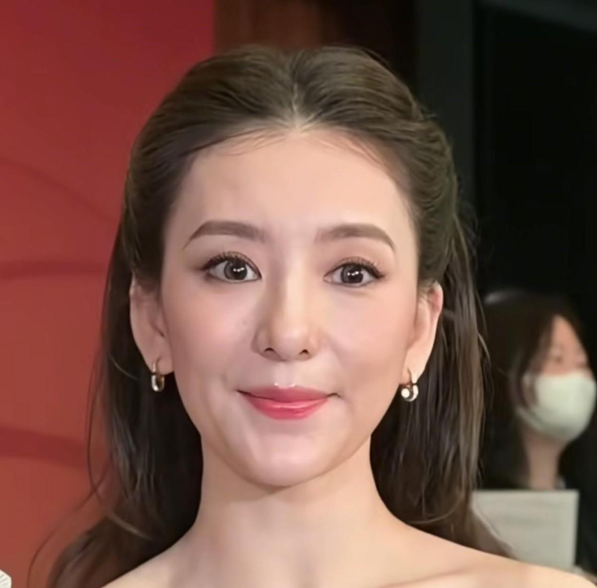 方媛这趟专访，镜头怼到脸上，最藏不住的不是裙子多贵，是眼睛里那层散不掉的倦。明明