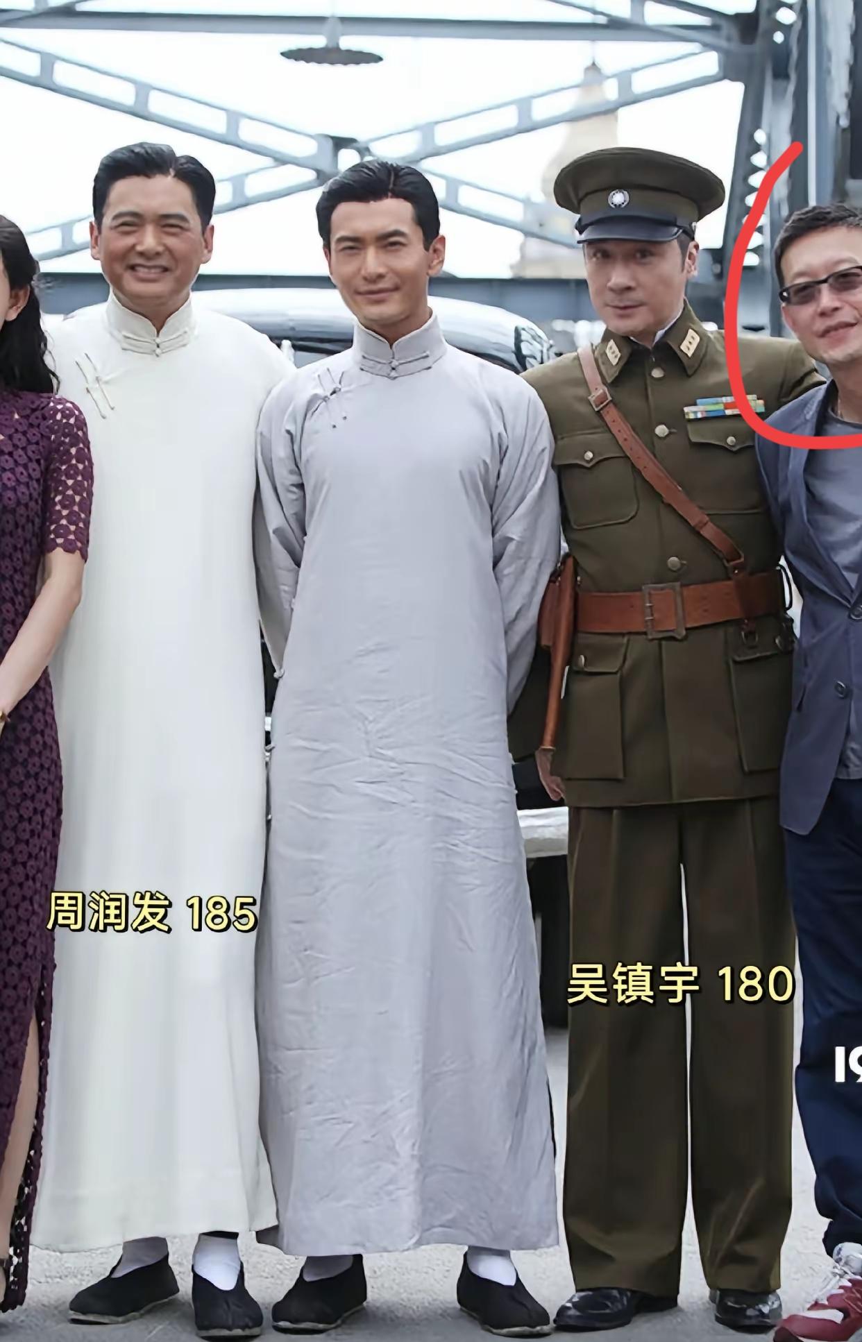 最右边戴墨镜这个男人是谁啊？