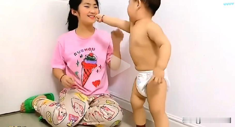 小弟弟才学说话，说话还不利索，说得翁翁的，不知说些啥，她的姐姐也学着他说话，硬是