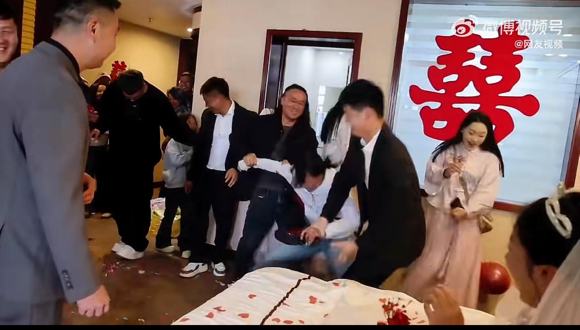 网友爆料的云南恐怖婚闹现场，一名穿白色衣服的伴娘，被3名伴郎极限拉扯，伴娘非