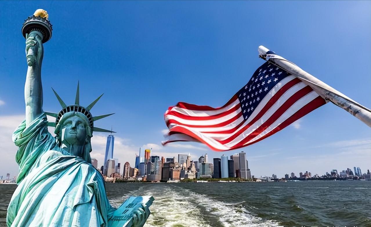 全球金融超级大国美国，目前把美股总市值干到了GDP的360%，历史上2000年互