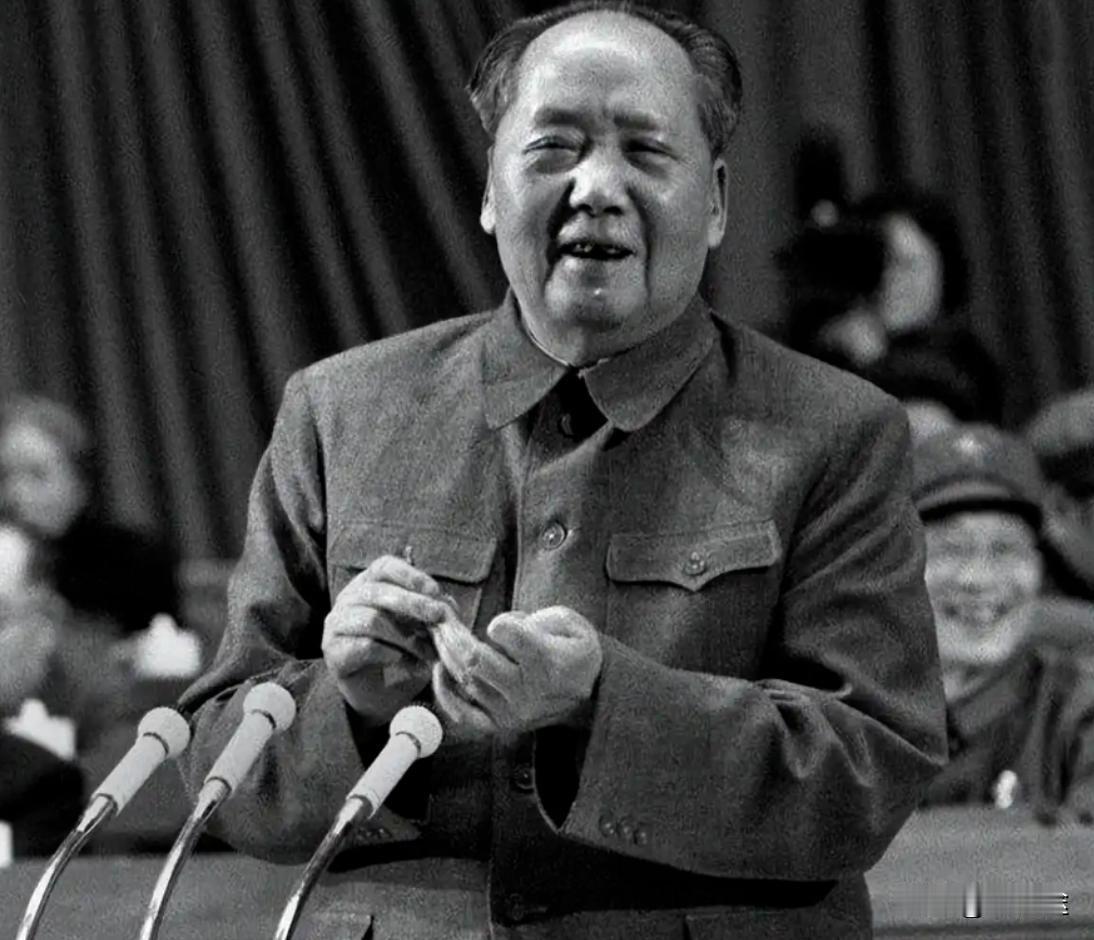 1976年2月，毛主席自感不久于人世，做了两项重要的人事安排，第一项是任命华国锋