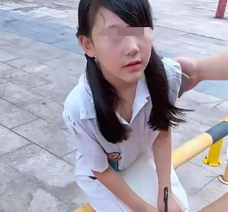 “这老板的举动也太暖心了！”一位面店老板闲来无事查看监控，竟发现店外不远处的
