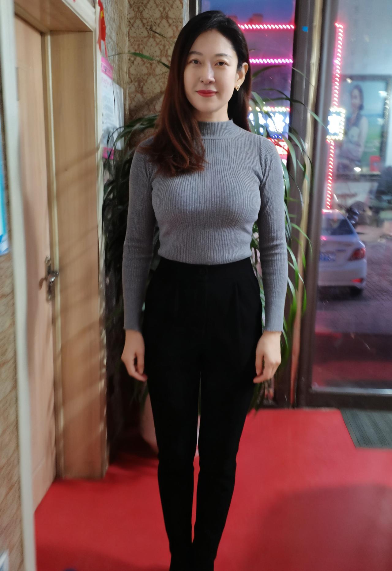 灰色的纹路，织着一室的暖，黑裤收住了所有不安的风。你站在红地毯上，像一颗安