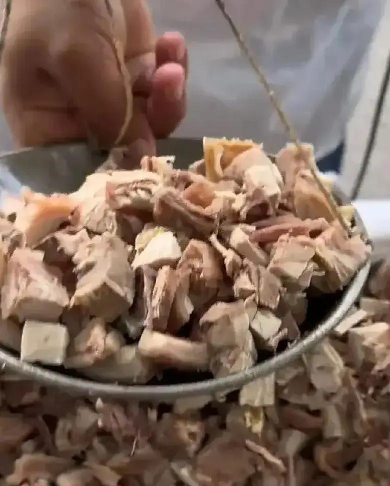 成都温江网红王鸡肉最让人费解的是他如何将熟鸡肉切成规则的方块的！也看过他的视频和