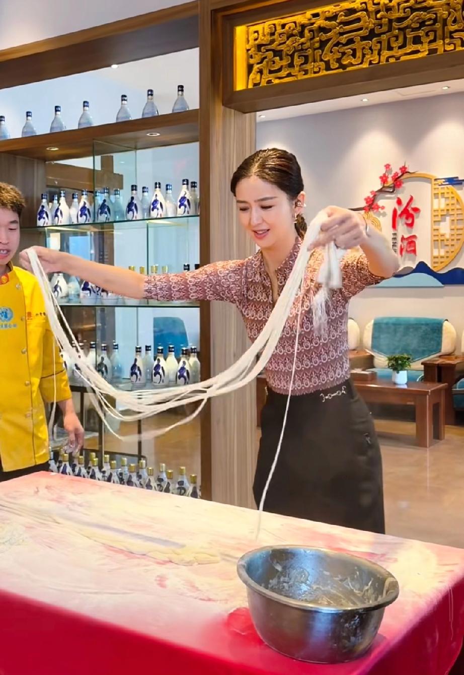 佟丽娅在山西甩面，拉面，看架势还挺专业，拿着根面又是甩又是跳，这拉面表演又好看又