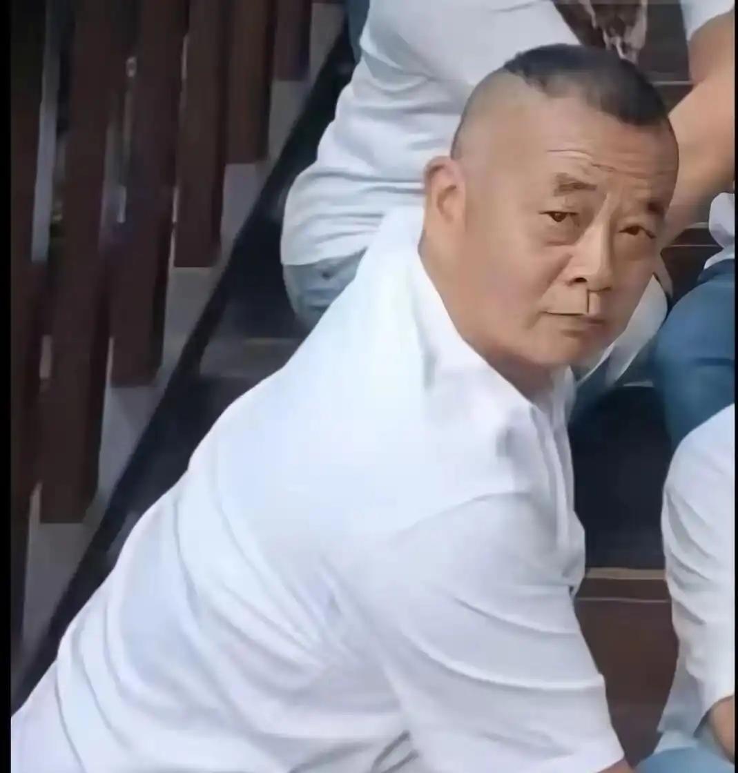 网传王先生一行人在西藏多地住宿遇阻后，又前往云南试图入住酒店，不料刚亮出车牌就被