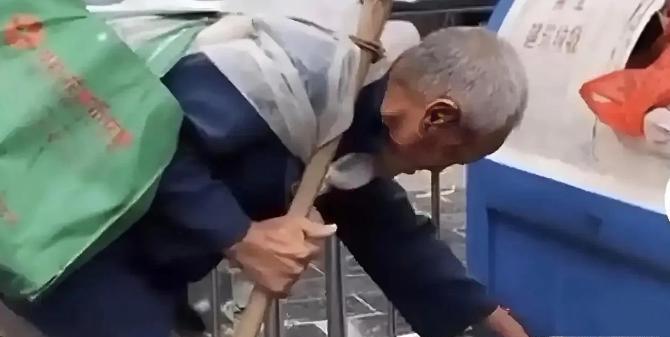 浙江拾荒老人被工地老板收留6年，家人接走时，老板拦车：把钱结清再走！20