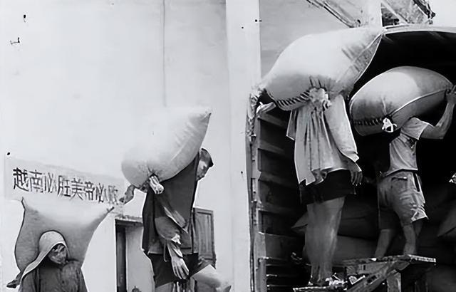 1979年，越南老百姓发现一个怪象：中国军队撤退时，为什么专炸水泥电线杆？在常