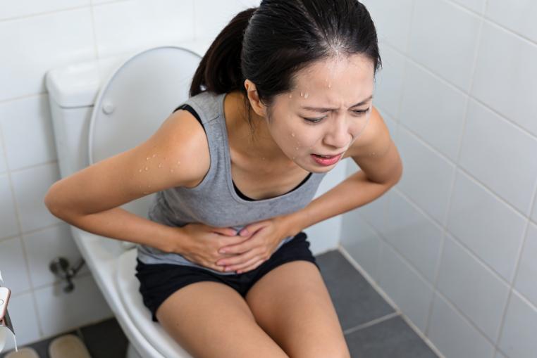 换季就拉肚子腹痛，不是简单着凉，炎症性肠病要及时排查换季一冷一热，不少人频繁