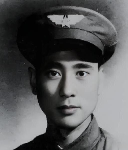 1949年2月，一架飞机在解放区坠落，当解放军赶到时，飞行员指着舱门说：“这里面