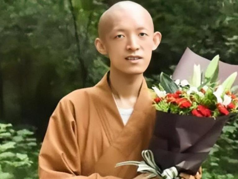 北大天才躲进佛门12年，下山后撂下一句大实话：庙里的人，比外头更难打交道！因