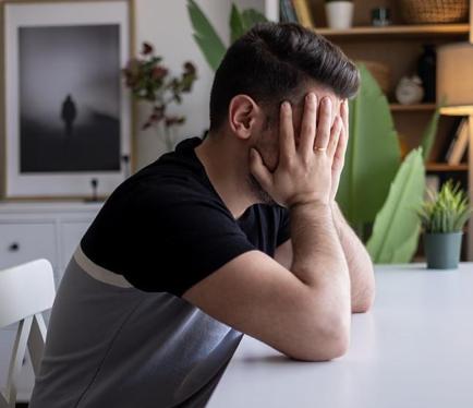 男性感染艾滋病有啥信号？38岁老板出现3个症状，因一时糊涂酿错有些病不是一下