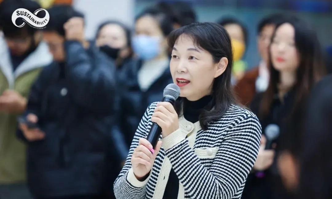 亿万富姐怎么可能不知道自己有同父异母的弟弟妹妹，她在美国读书时，二妈好像是监护人