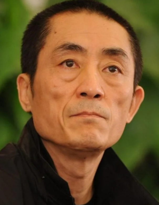 2008年，北京奥运开幕式上，张艺谋盯着镜头，发现中国队只有姚明一个人举着红旗在