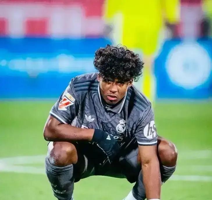 皇马突然把恩德里克撤出中锋位！教练组发现他冲击力炸裂但射门脚软。现在让他踢边