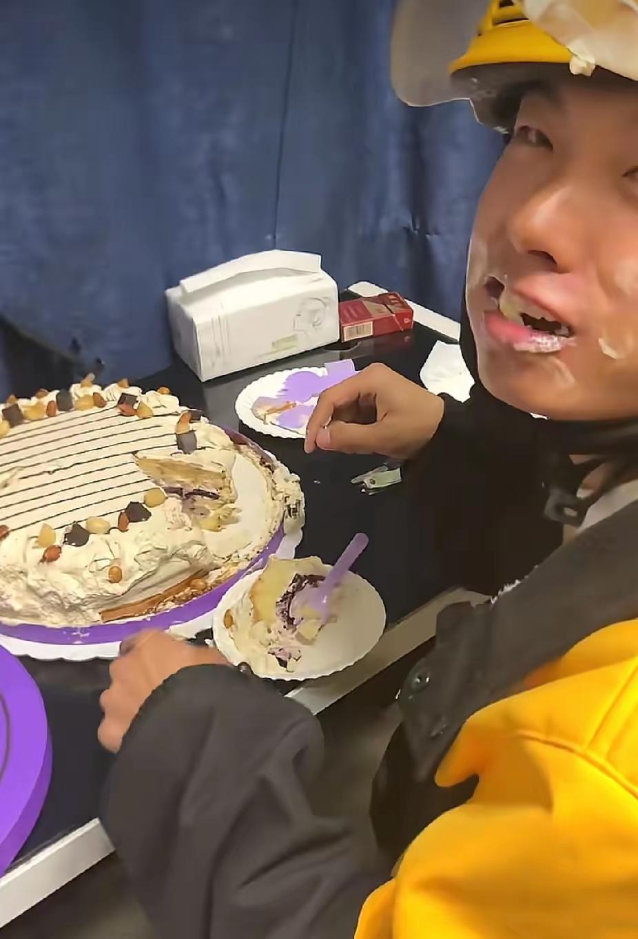 外卖小哥正独自吃着一个生日蛋糕，合租同伴随口问了一句后，外卖小哥的回答让人心疼又