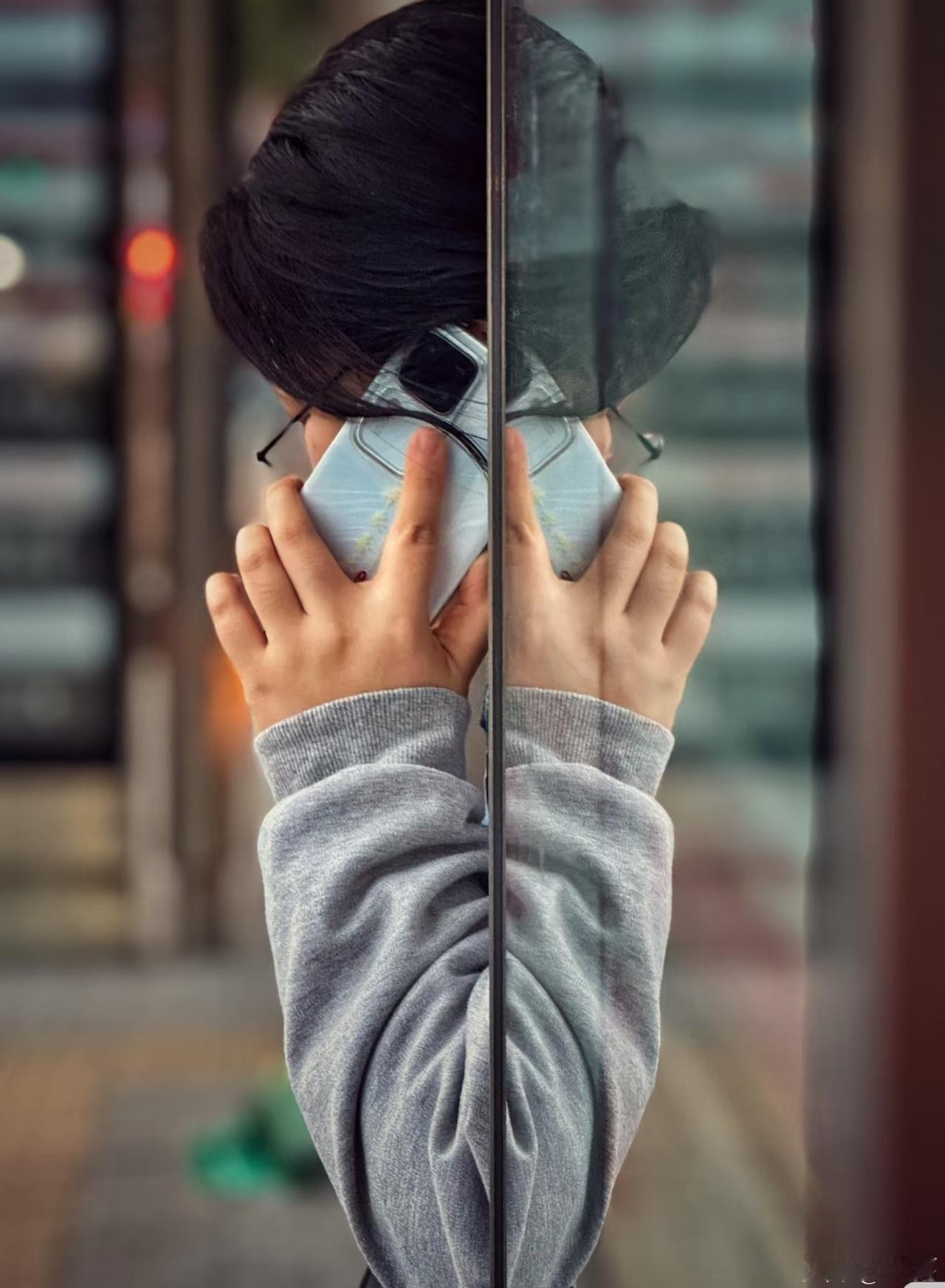 一名电诈分子在采访中说：“我们给别人打诈骗电话或者发诈骗邮件的时候，会故意犯一