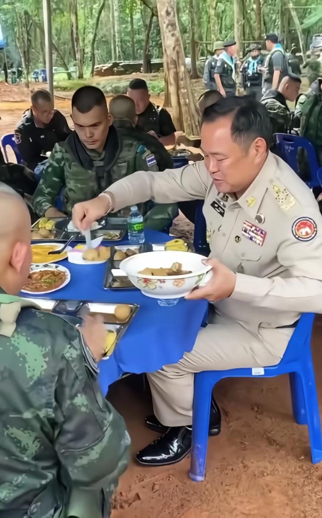 什么叫做越战越勇？这泰国和柬埔寨之间的斗争，也是越演欲裂。而泰国的总理现身前