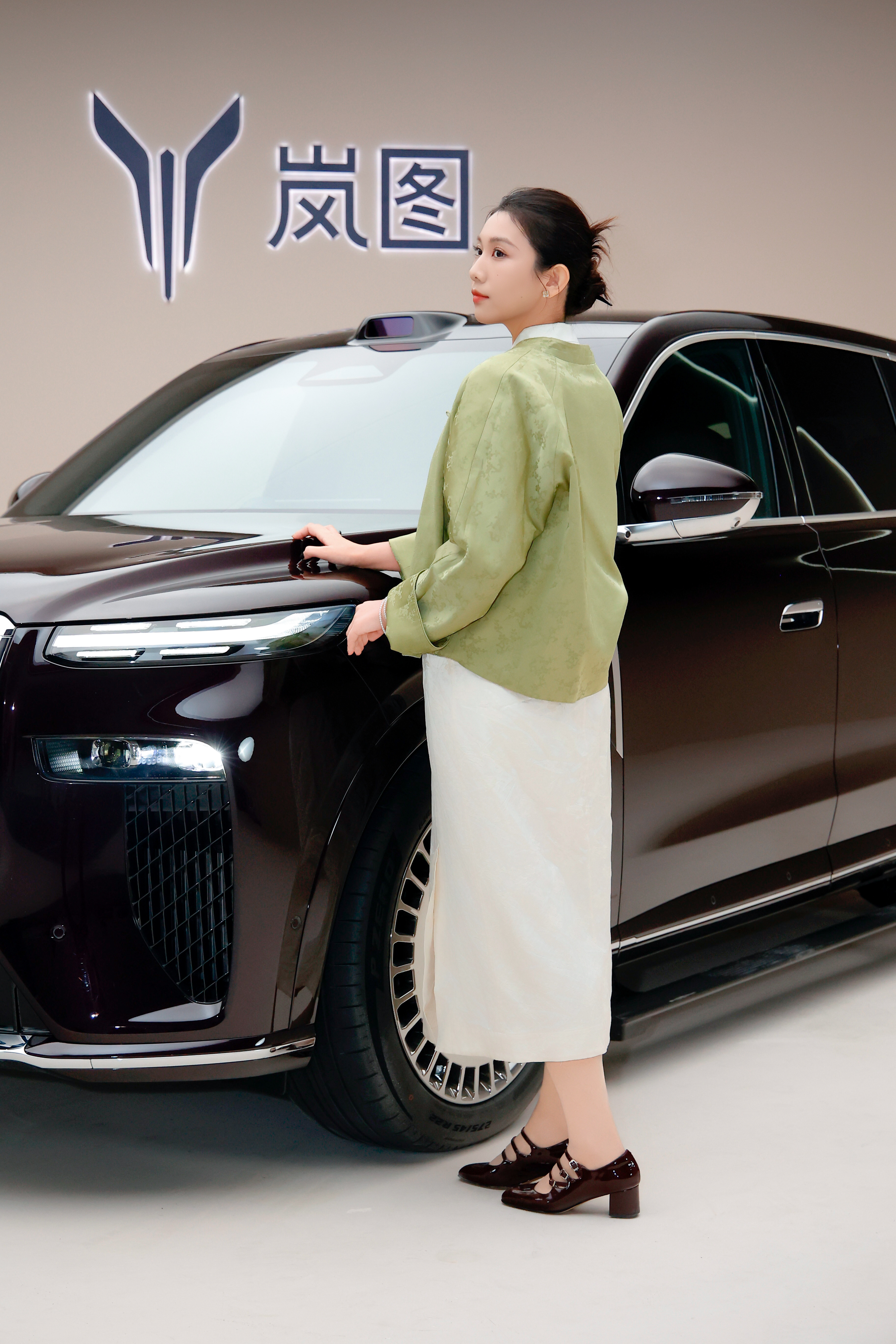 最霸气的华系SUV带外观发两张！现场岚图官摄给拍的！咋样！新中式跟车搭不搭？[