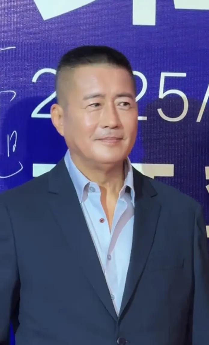 香港的男艺人特别显老，老的非常快，是香港的水土不养人，还是香港的男艺人不注重保养