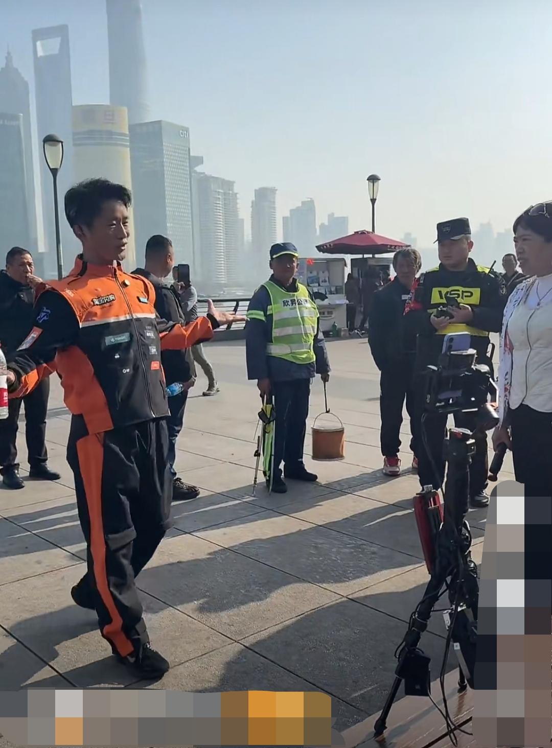 上海外滩，这位身边“淘宝闪购”的男主播开启直播，疑是工作人员对其的直播行为进行了