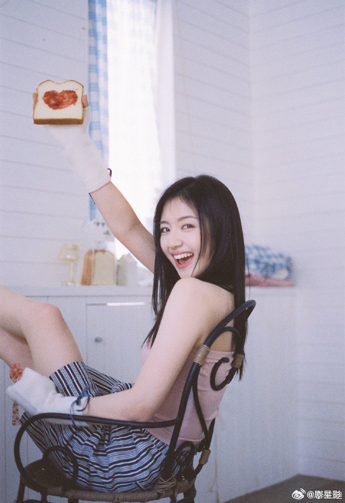 李兰迪黑长直生活感李兰迪粉衣黑长直真的是满满的一种生活感了呀，看到今天跟大家美