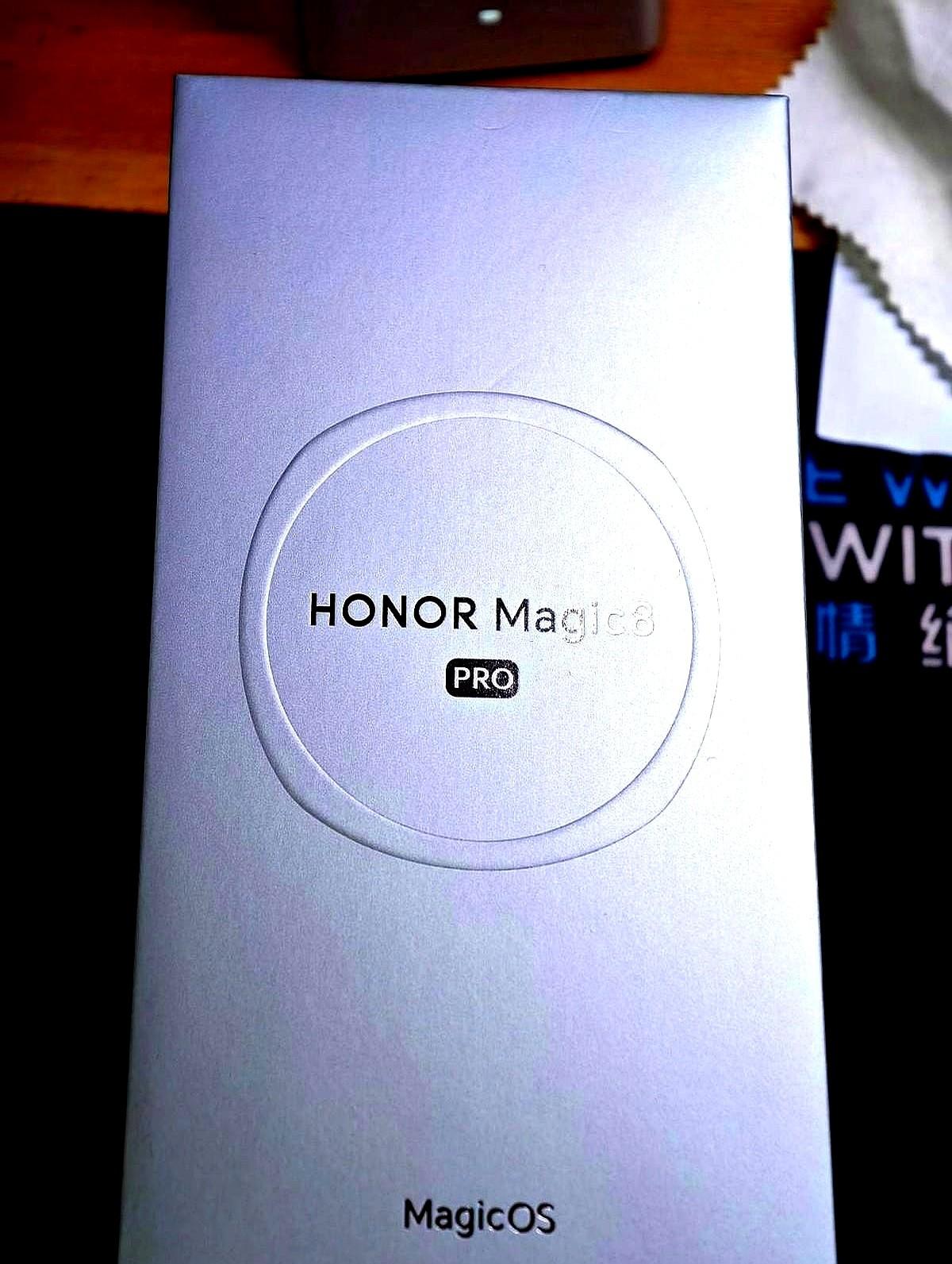 手机圈最近有点怪，一个卖四五千的荣耀Magic6Pro，在一些拍照场景，居然把