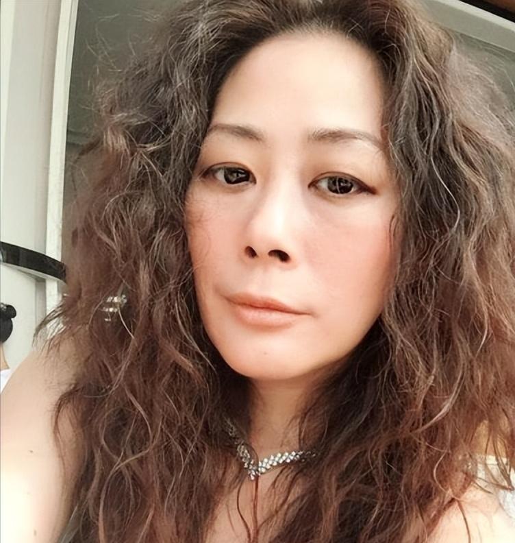 关淑怡的人生转变，说实话太令人唏嘘了——她曾是那个在港乐黄金年代里风头最劲的女歌