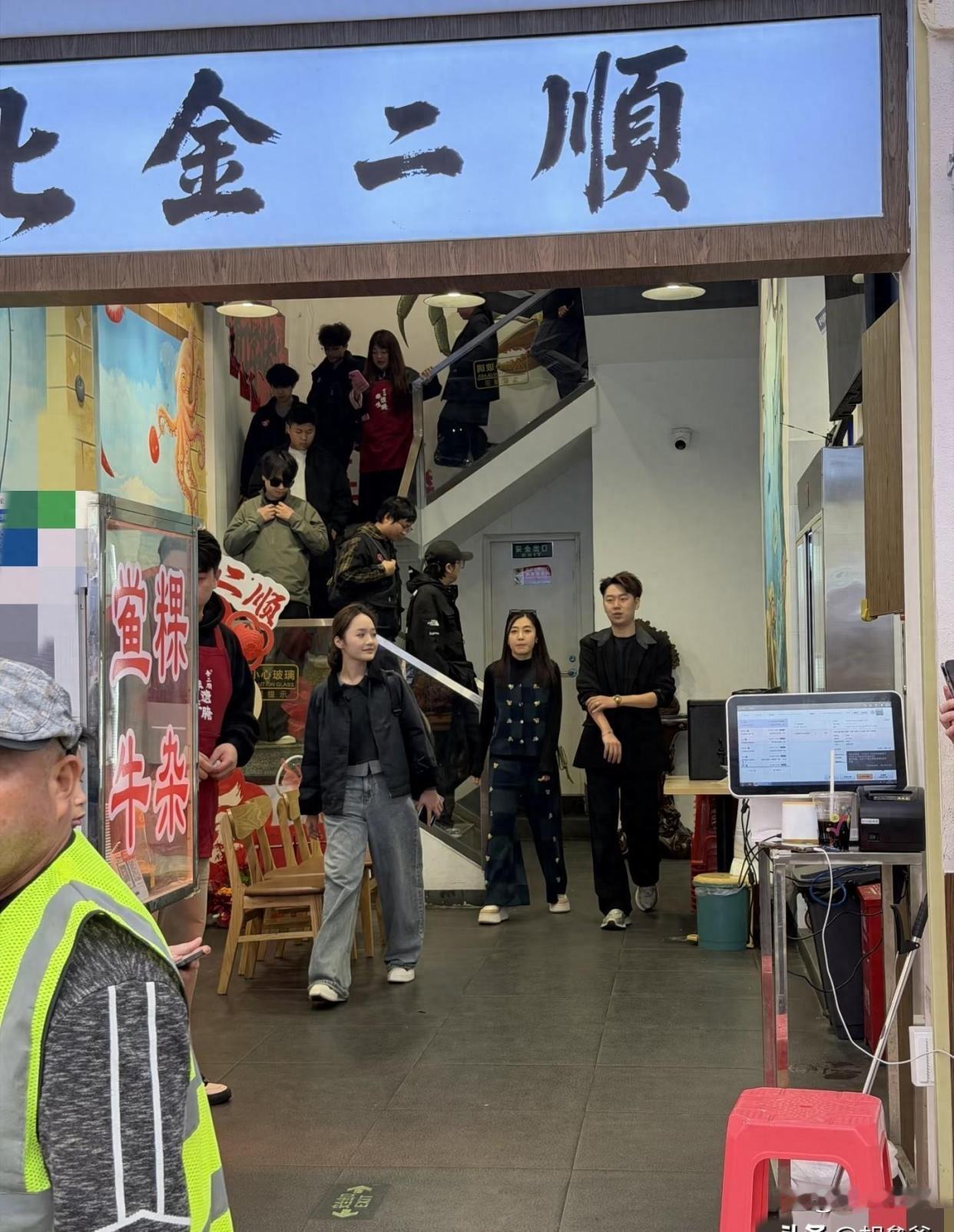 甘比汕头吃美食被偶遇！弯腰驼背没女首富气质，带多位保镖排场大