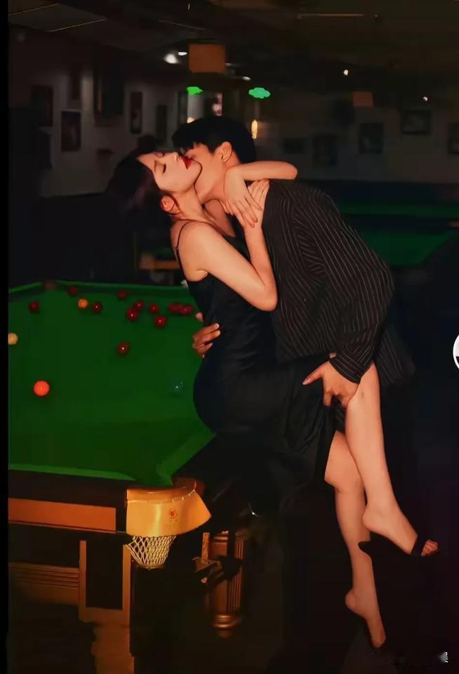王思聪前女友黄一鸣，晒和现任男友台球室接吻照，说实话，没觉得甜蜜，反而觉得很低俗