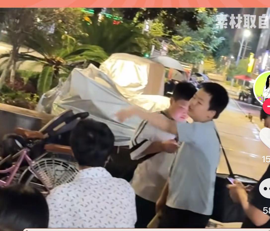 真被无赖给恶心到了！贵州，三个小学生模样的小男孩，利用暑假期间在夜摊卖冰棒，他