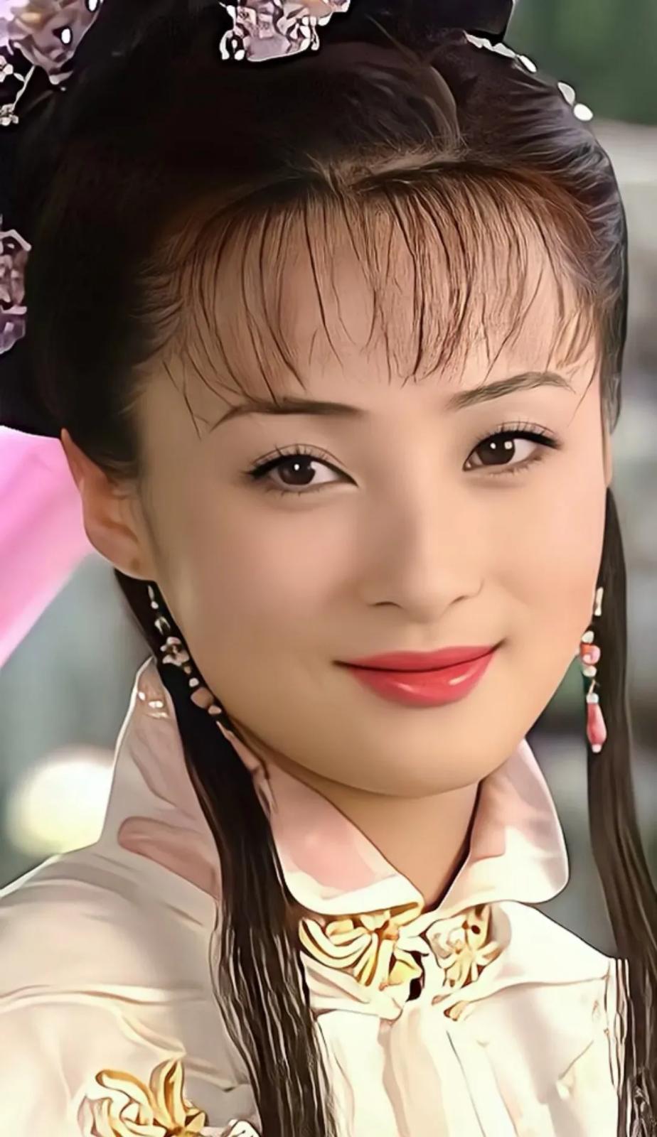 黄磊后来回忆说：当年蒋勤勤刚进大学第一天，整个校园都轰动了。我直接翘课，高晓松也