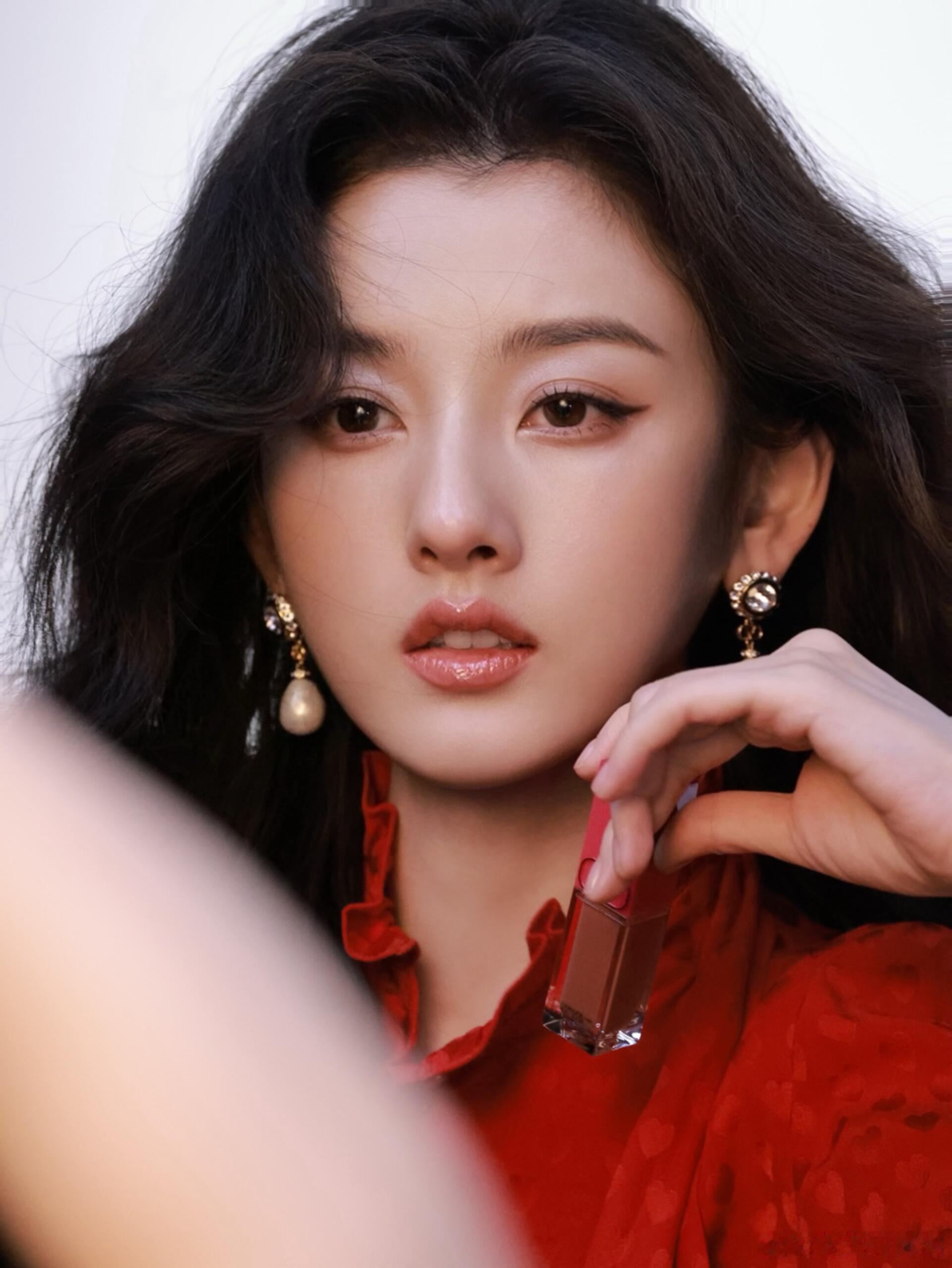 宋祖儿这一身红，是把“艳而不俗”的风情捏得刚刚好～卷发散着柔雾感，珍珠耳坠衬得下