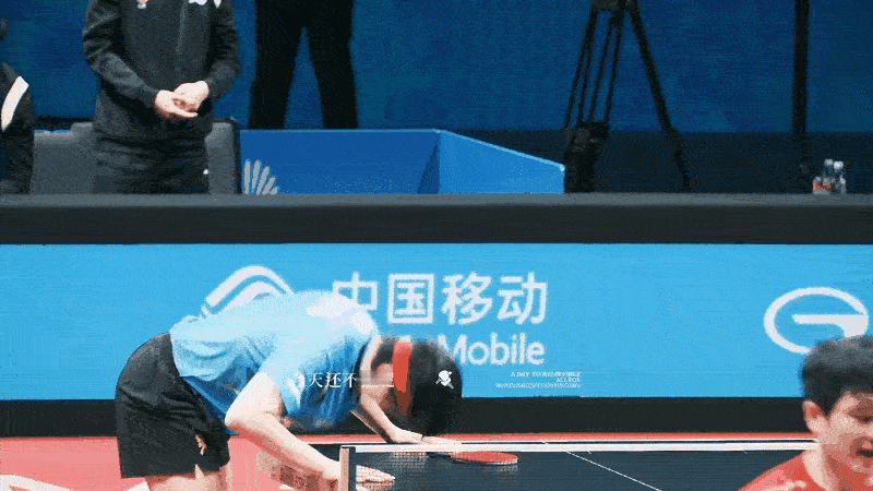 第一次见楚钦这样，脑袋磕桌子好大一声，真的很心疼！他很懊恼这一球！他是想着就算