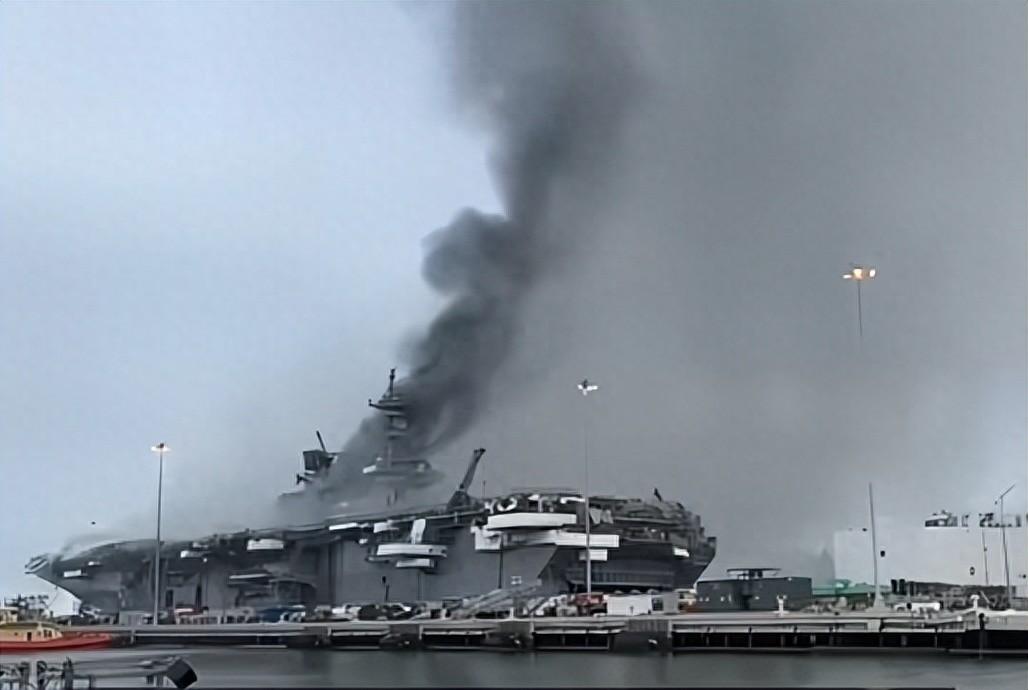 爆大雷！福特号后又一航母起火，更出人意料的，是美航母上的伙食当地时间2026