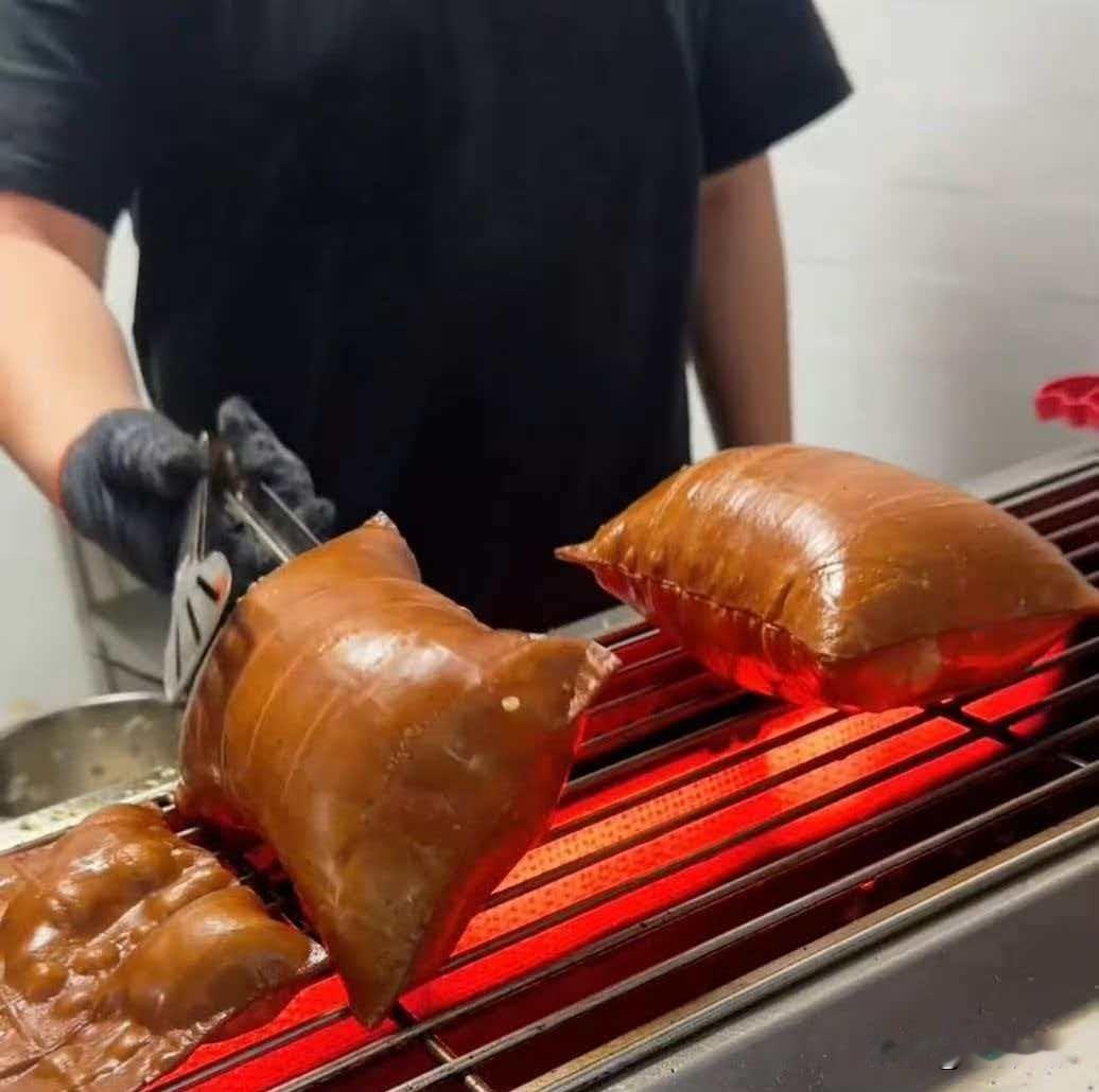 6月3日重庆街边烧烤摊上出现稀奇一幕，普通豆干经过炭火炙烤不断膨胀，圆鼓鼓撑成气