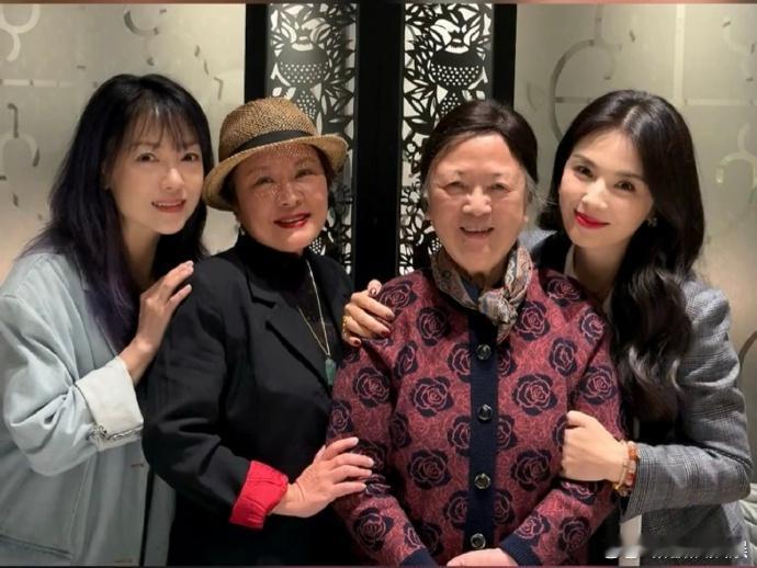 外来媳妇本地郎剧组重聚刘涛丁玲26年后合照20日，《外来媳妇本地郎》大嫂“常香