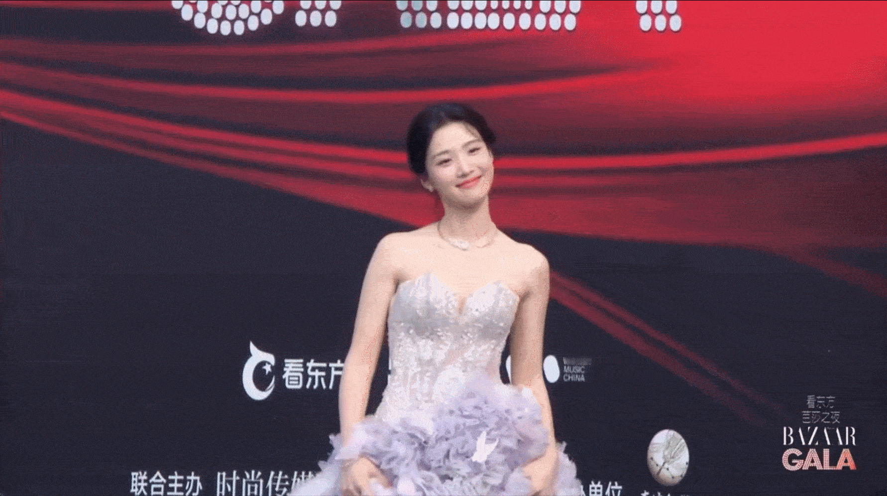 卢昱晓手臂线条卢昱晓这次真的惊艳到我了，瘦下来后手臂线条都出来了，那件裙子穿