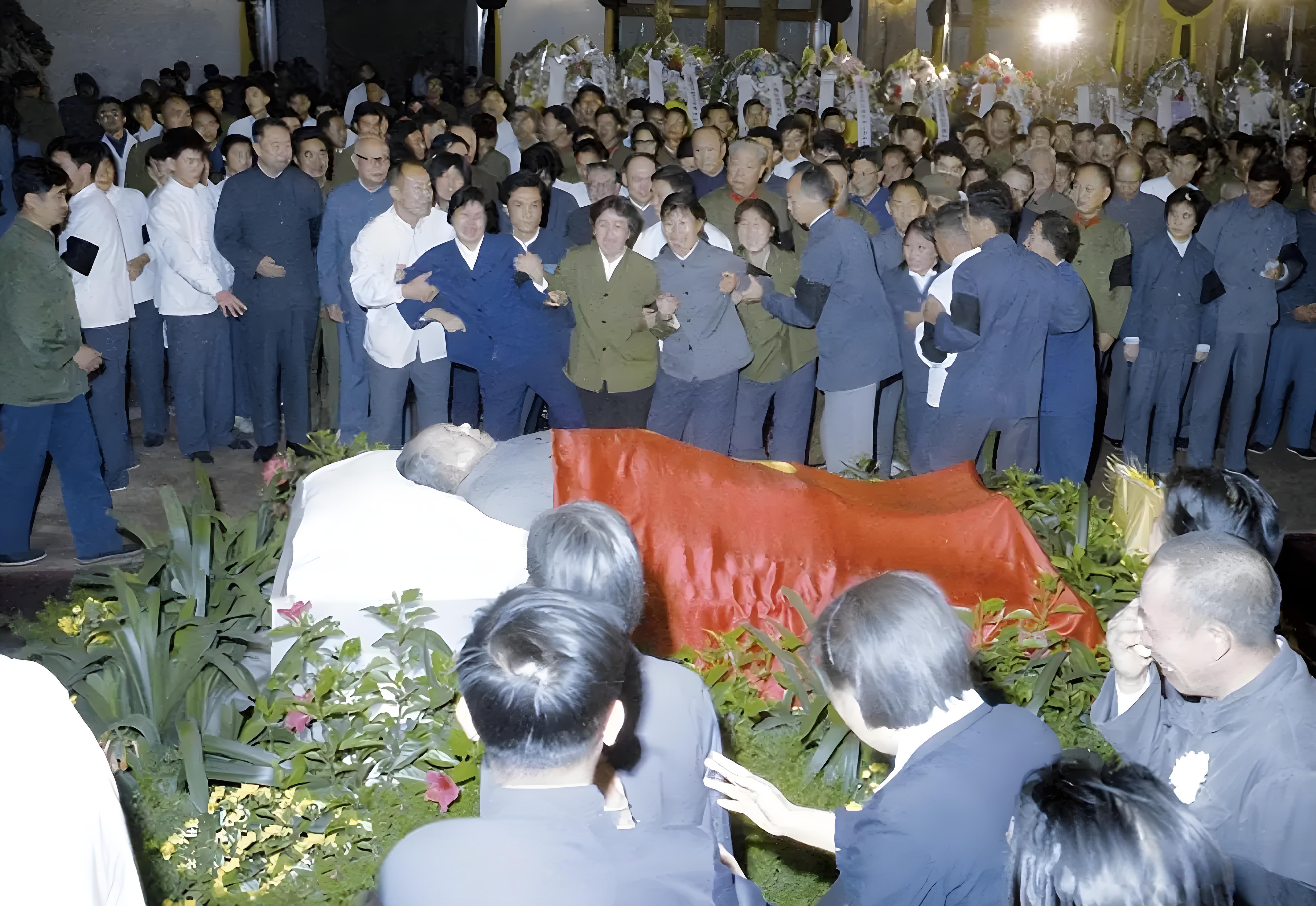 这是1976年9月11日至17日期间，首都各界群众怀着悲痛心情，前往人民大会堂吊
