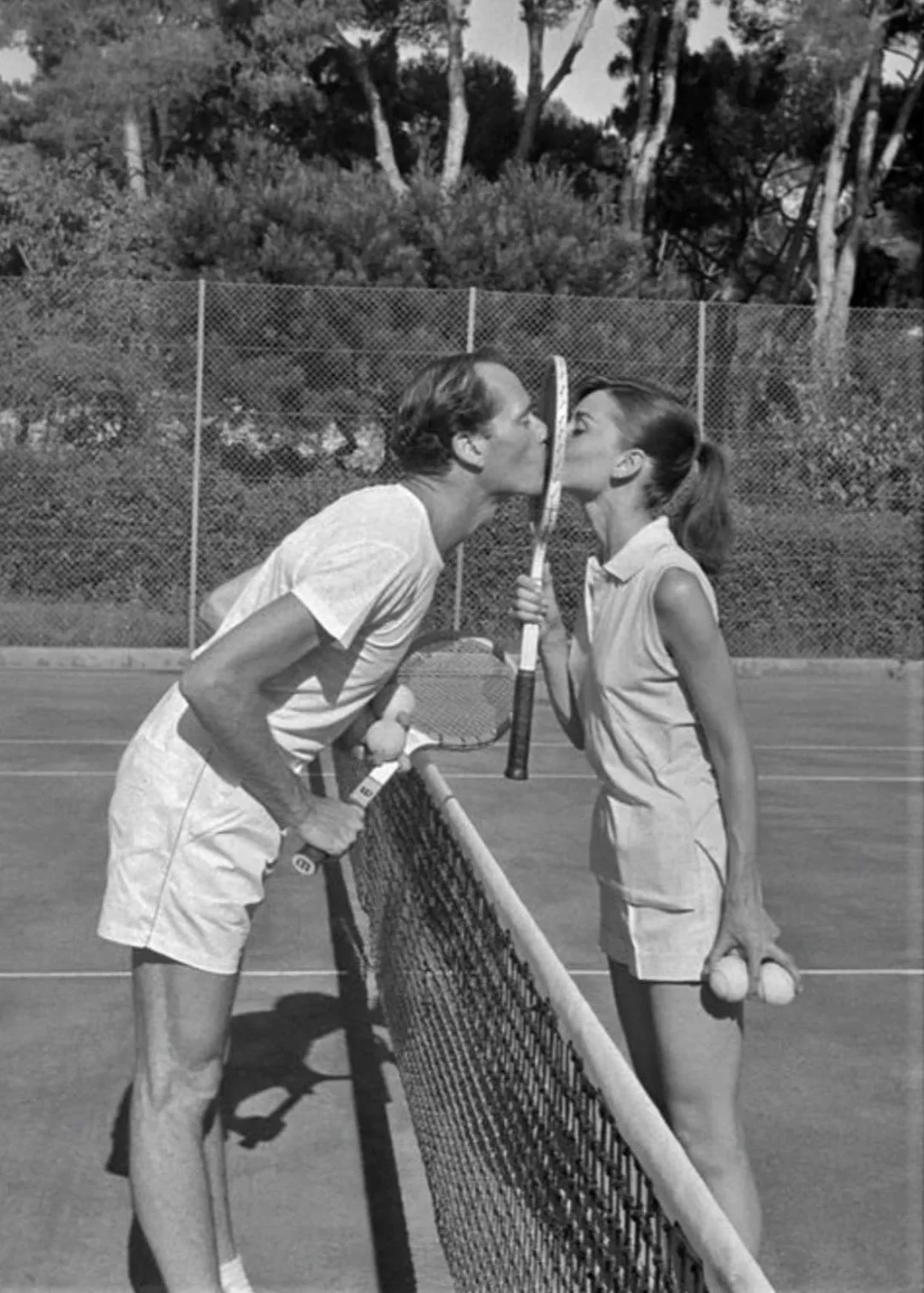 1956年，奥黛丽赫本和丈夫一起打网球！