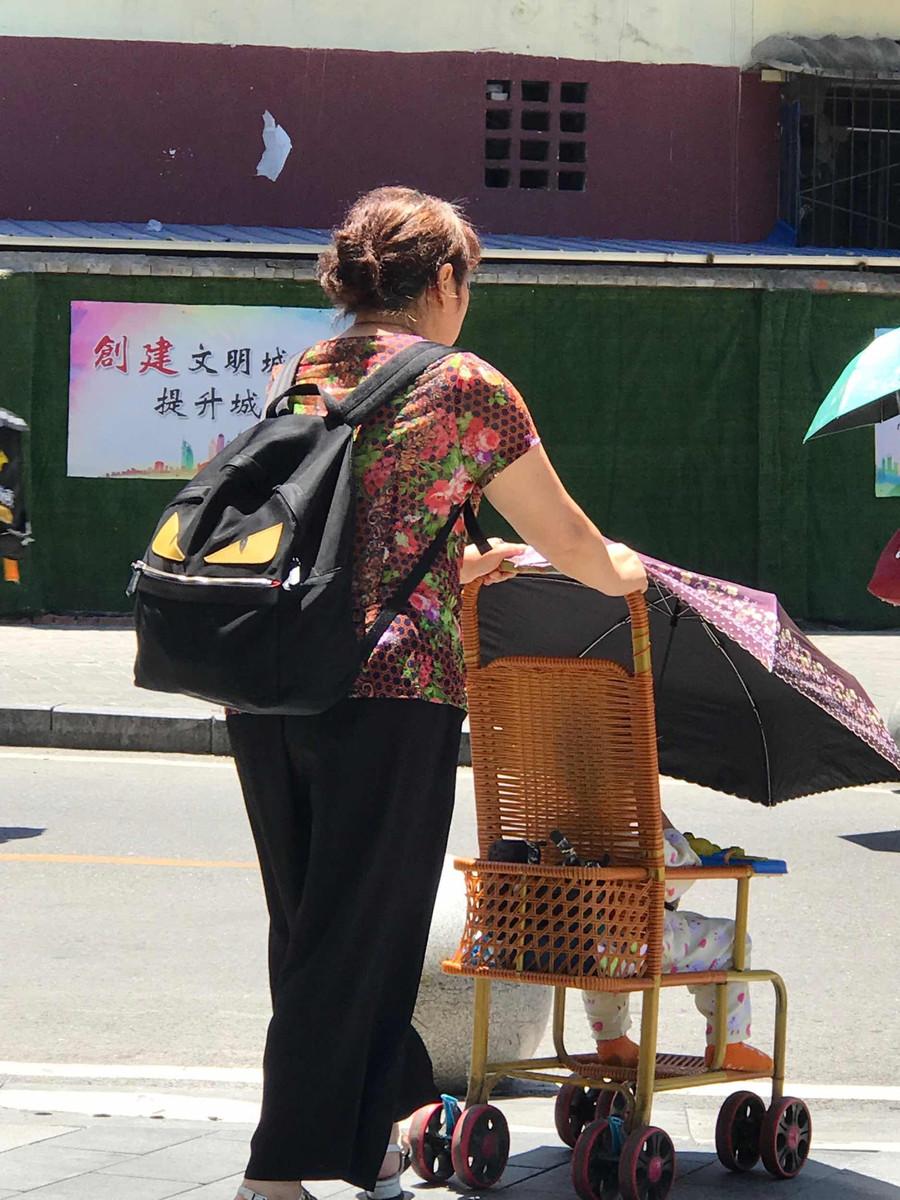 那天饭桌上的气氛本来挺热乎的，女婿下班早，闺女特意做了红烧排骨和油焖大虾，还给我