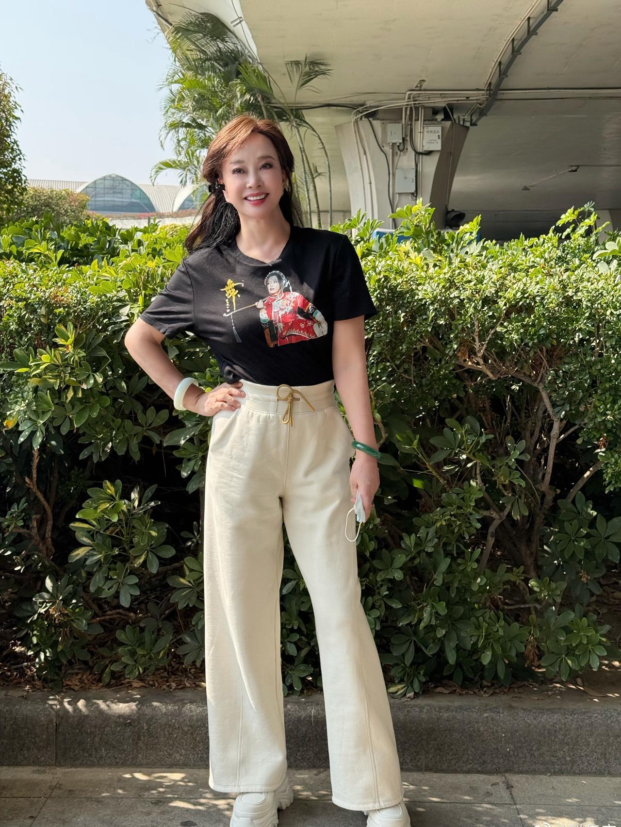 75岁“少女”再出征！刘晓庆被曝9天拍完80集微短剧，片场摔跤都拒用替身，这精