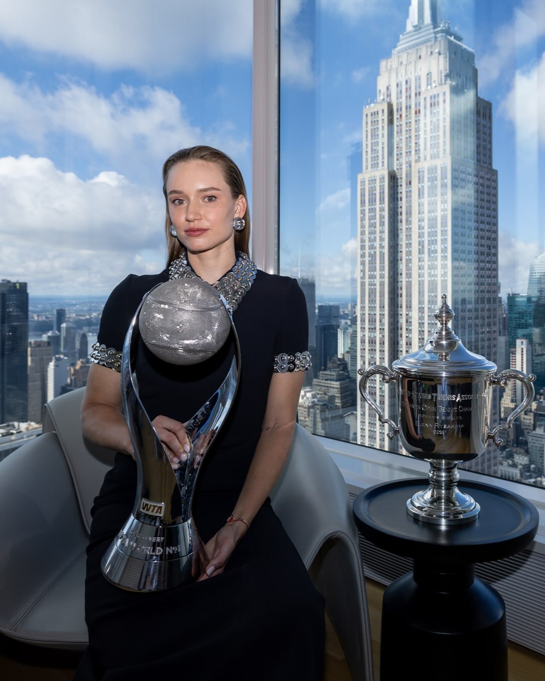 #莱巴金娜入围2026年终总决赛#最高处的风景🏆莱巴金娜携世界第一奖杯拍摄