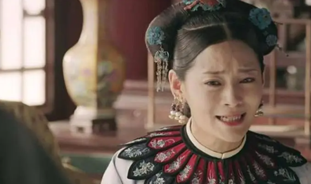 1685年，康熙喝醉了误入辛者库，无意中看到一个貌美如花、娇羞无比的小宫女。当即