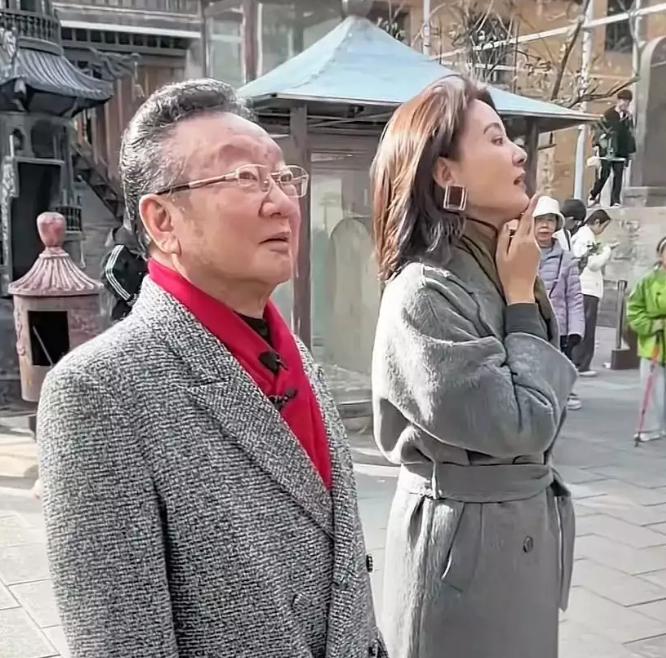 前段时间，我国著名男高音歌唱家蒋大为老师穿着浅灰色大衣，系着一条红围巾，看上去很